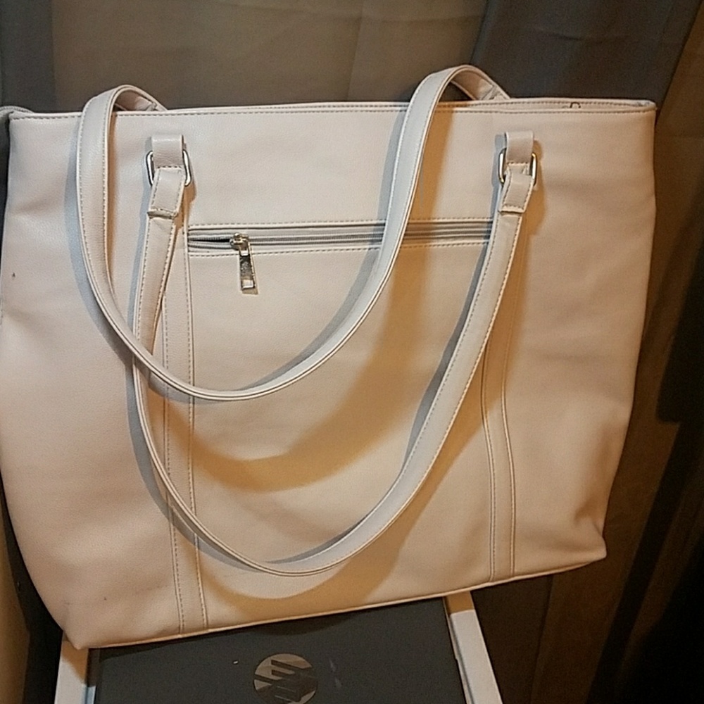 Large tote with several compartments